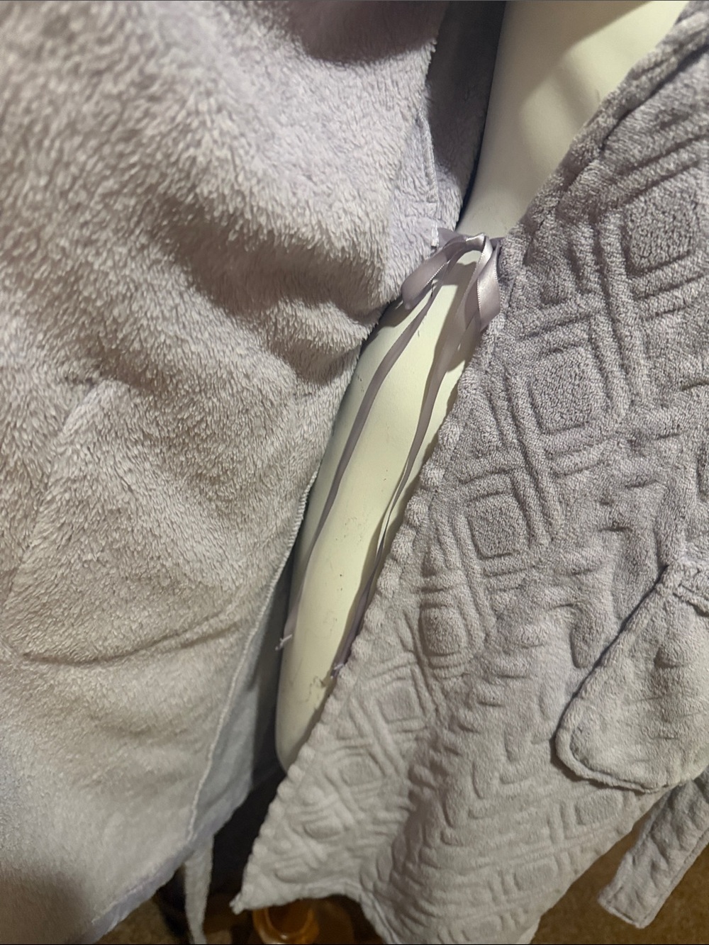 Ralph Lauren Black Label Lilac Plush Shawl-Collar Robe with Monogram. Small - Picture 7 of 10